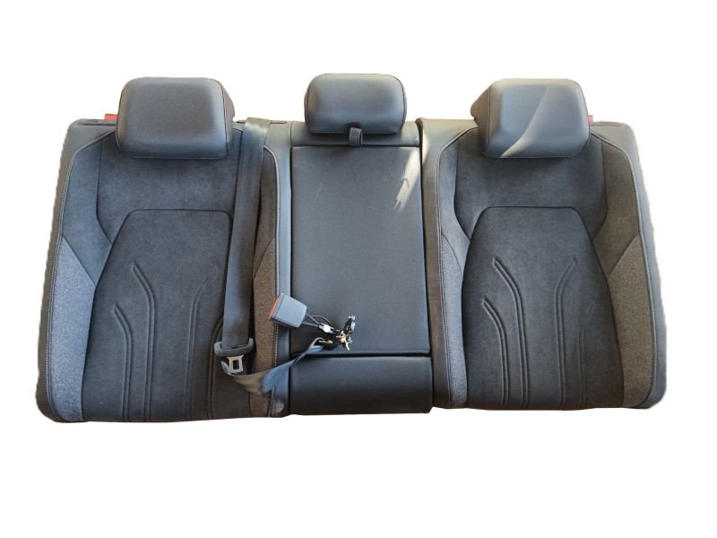 Recambio de asientos traseros para volkswagen golf 1.5 etsi mhev referencia OEM IAM   