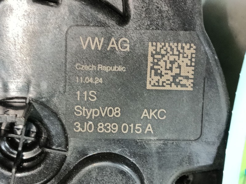 Recambio de cerradura puerta trasera izquierda para volkswagen golf 1.5 etsi mhev referencia OEM IAM   