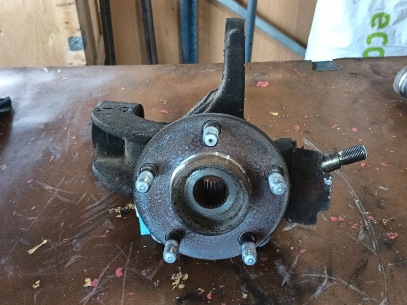 Recambio de mangueta delantera izquierda para ford tourneo connect 1.8 tdci referencia OEM IAM 1439611  