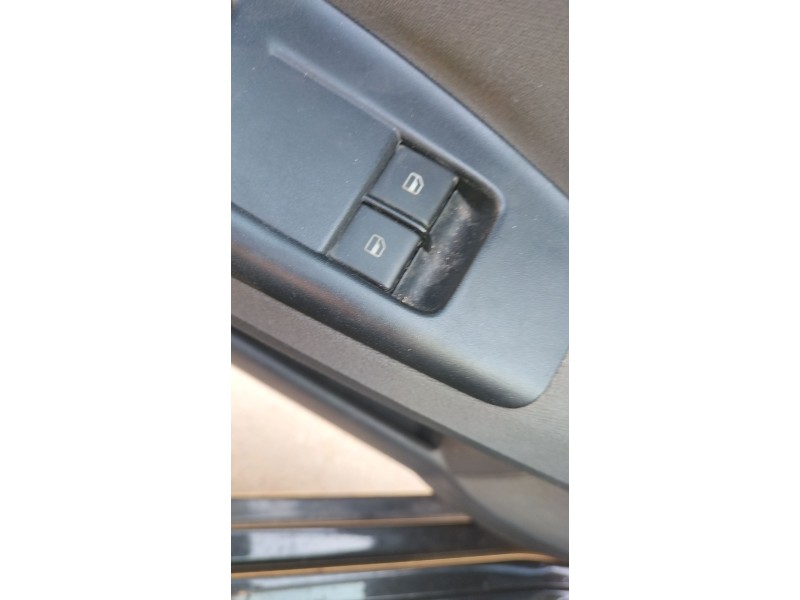 Recambio de mando elevalunas delantero izquierdo para volkswagen polo iv (9n_, 9a_) 1.4 16v referencia OEM IAM   