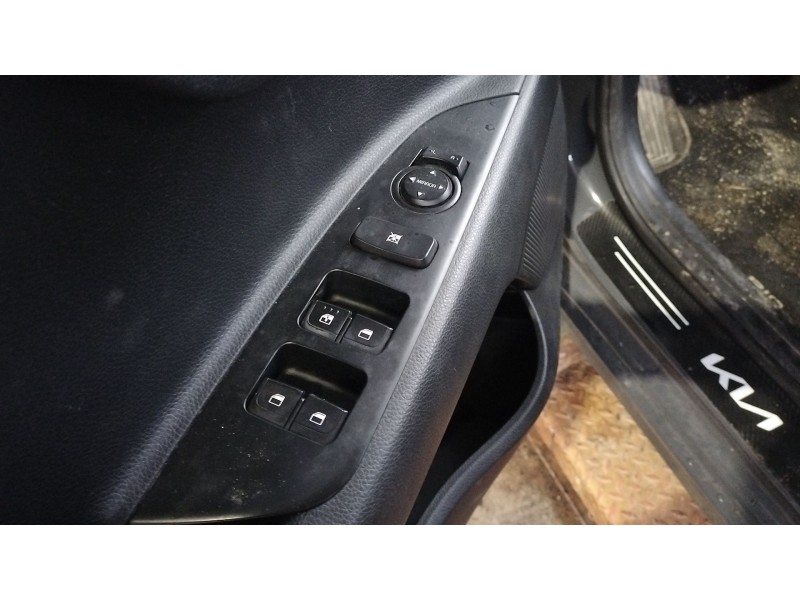 Recambio de mando elevalunas delantero izquierdo para kia rio iv (yb, sc, fb) 1.0 t-gdi 100 referencia OEM IAM   