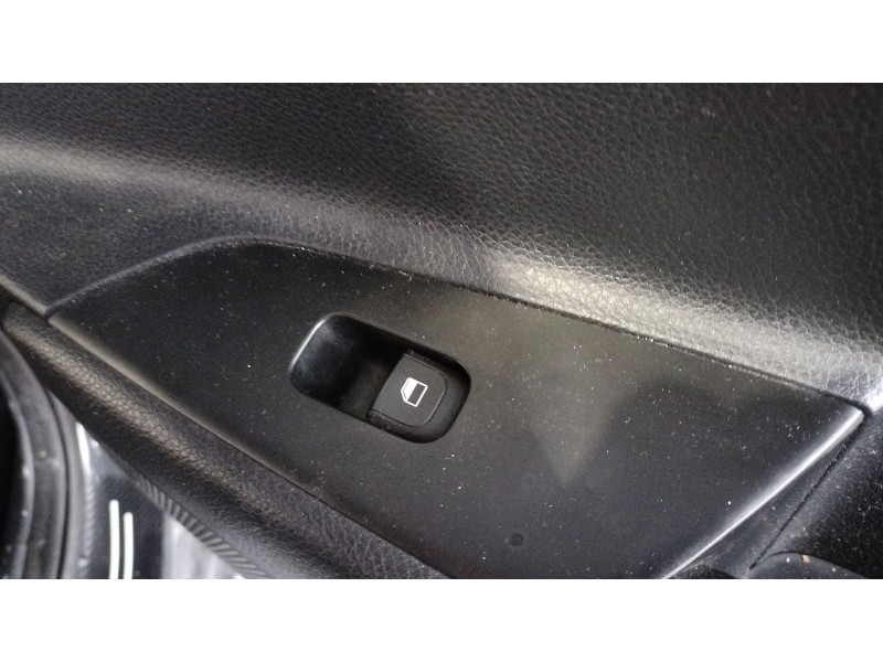 Recambio de mando elevalunas trasero derecho para kia rio iv (yb, sc, fb) 1.0 t-gdi 100 referencia OEM IAM   