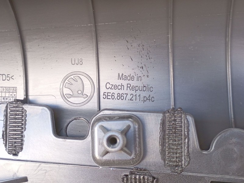 Recambio de guarnecido puerta trasera izquierda para skoda octavia iv (nx3, nn3, pv3) 2.0 tdi referencia OEM IAM  5E6867211 