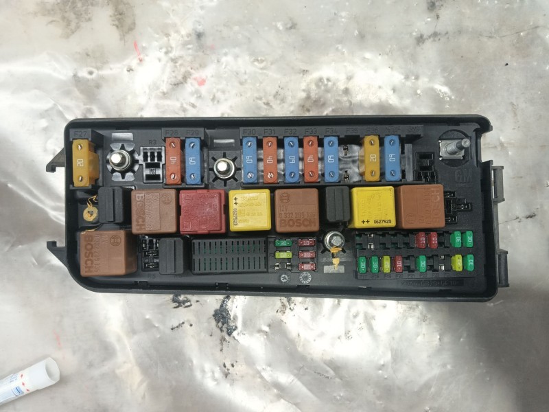 Recambio de caja reles / fusibles para saab 9-3 station wagon (e50) 1.9 tid referencia OEM IAM   