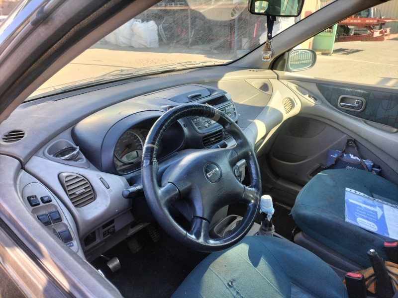 nissan almera tino (v10) del año 2002