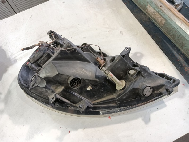 Recambio de faro derecho para opel vivaro a furgoneta (x83) 2.0 cdti (f7) referencia OEM IAM 91165720  