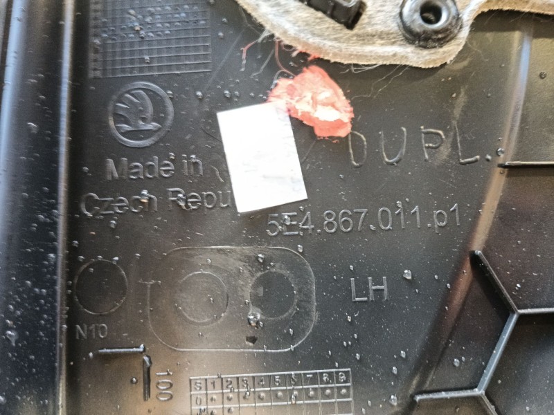 Recambio de guarnecido puerta delantera izquierda para skoda octavia iv (nx3, nn3, pv3) 2.0 tdi referencia OEM IAM   