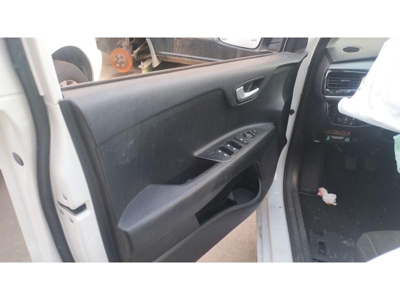 Recambio de guarnecido puerta delantera izquierda para kia rio iv (yb, sc, fb) 1.25 referencia OEM IAM   