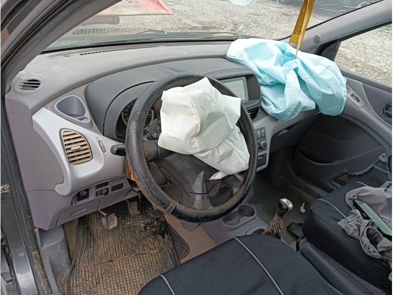 nissan almera tino (v10) del año 2005