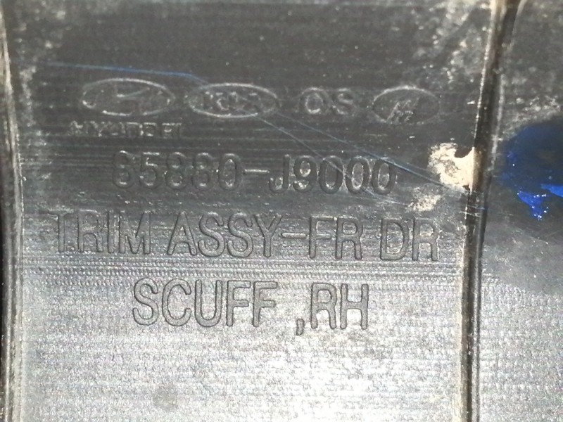 Recambio de moldura para hyundai kona sle 2wd referencia OEM IAM 85880J9000  