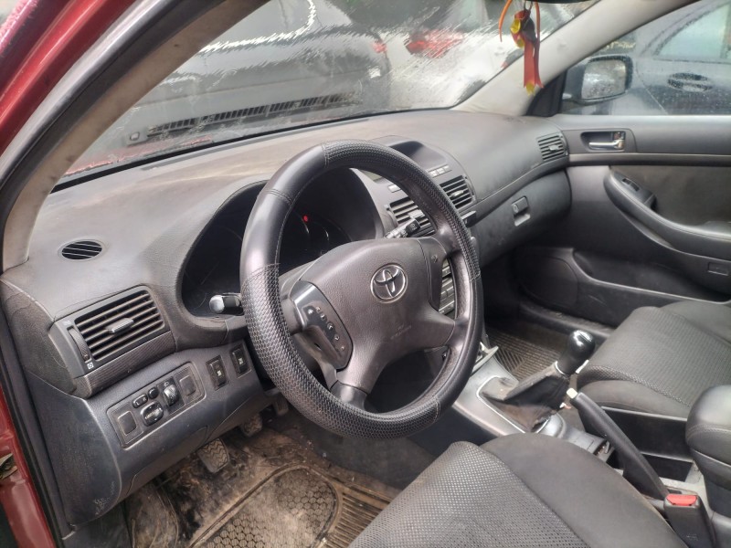 toyota avensis station wagon (_t25_) del año 2004