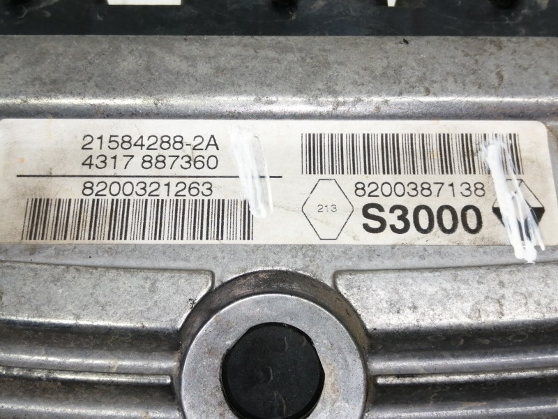 Recambio de centralita motor uce para renault scenic ii confort authentique referencia OEM IAM 215842882A  