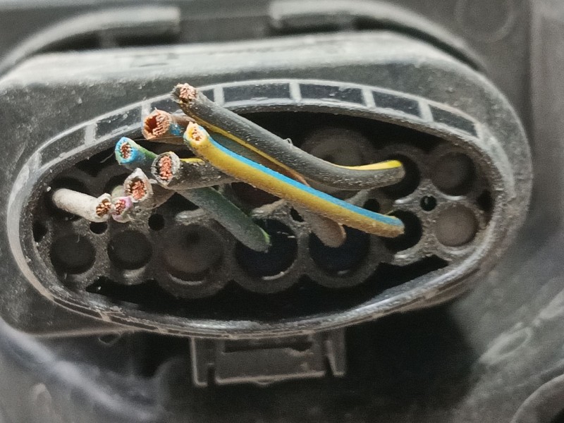 Recambio de faro izquierdo para ford focus iii sedán 1.0 ecoboost referencia OEM IAM 1873929  