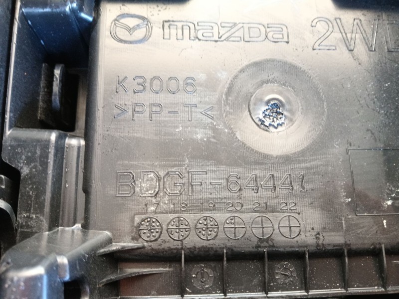 Recambio de apoyabrazos central para mazda 3 hatchback (bp) 2.0 skyactiv-g m hybrid referencia OEM IAM   