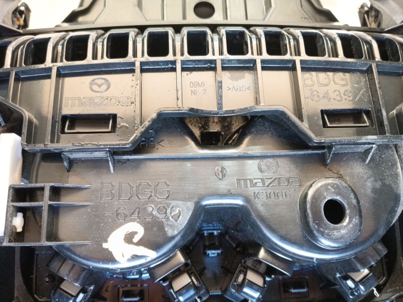 Recambio de apoyabrazos central para mazda 3 hatchback (bp) 2.0 skyactiv-g m hybrid referencia OEM IAM   