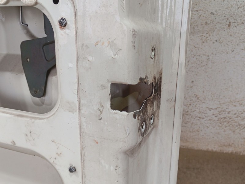 Recambio de puerta trasera derecha para iveco daily iii furgoneta 35 s 13 v,35 c 13 v referencia OEM IAM   
