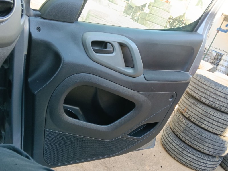 Recambio de guarnecido puerta delantera derecha para peugeot partner tepee 1.6 bluehdi 100 referencia OEM IAM   