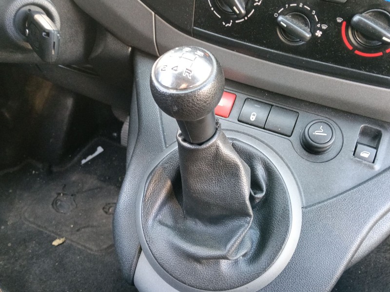 Recambio de pomo palanca cambio para peugeot partner tepee 1.6 bluehdi 100 referencia OEM IAM   
