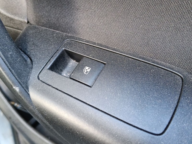 Recambio de mando elevalunas trasero derecho para opel insignia a sports tourer (g09) 2.0 cdti (35) referencia OEM IAM 13301888 