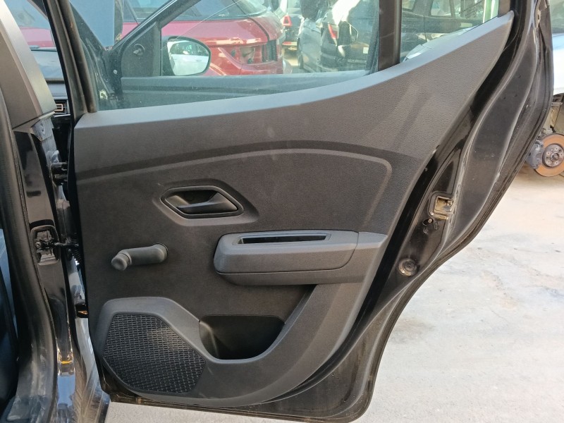 Recambio de guarnecido puerta trasera izquierda para dacia sandero iii 1.0 tce 90 referencia OEM IAM   