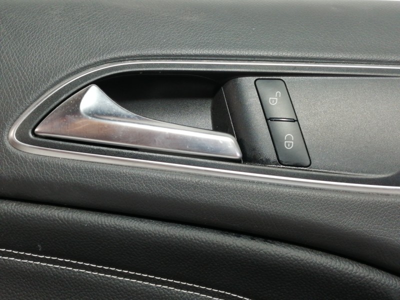 Recambio de guarnecido puerta delantera izquierda para mercedes-benz clase gla (w156) gla 180 (156.942) referencia OEM IAM A2467