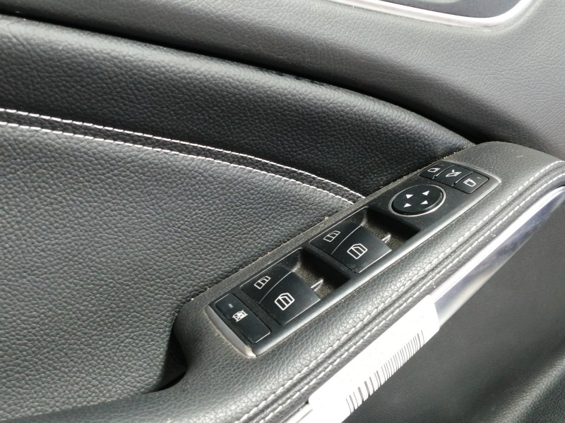 Recambio de guarnecido puerta delantera izquierda para mercedes-benz clase gla (w156) gla 180 (156.942) referencia OEM IAM A2467