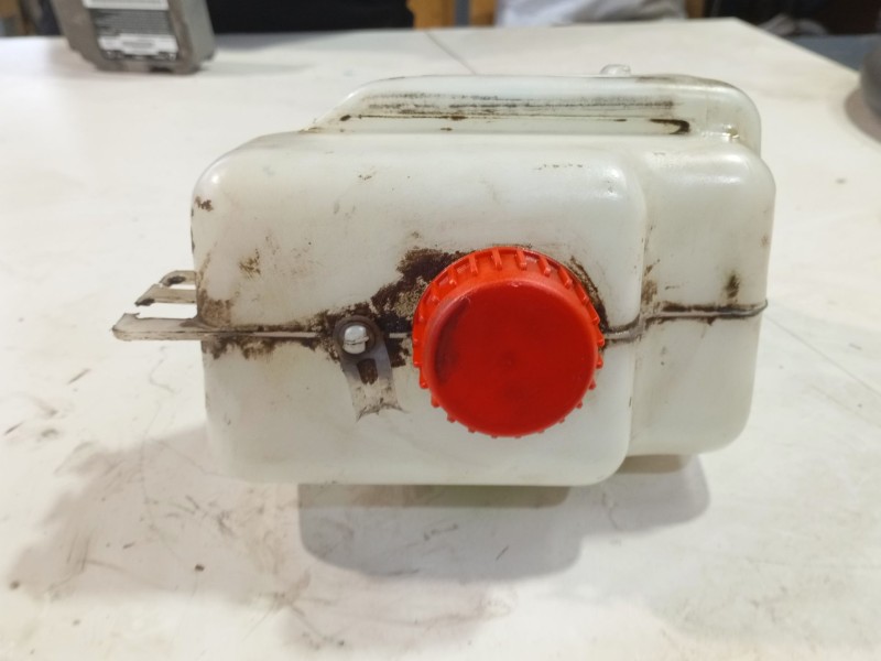 Recambio de deposito limpia para nissan trade furgoneta 75 referencia OEM IAM   