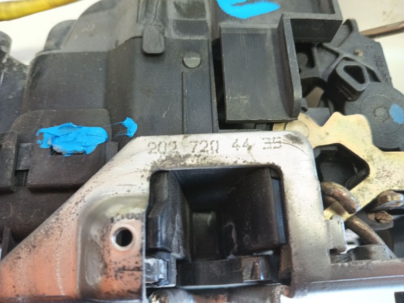 Recambio de cerradura puerta delantera derecha para mercedes-benz clase c (w202) c 220 cdi (202.133) referencia OEM IAM 20272038