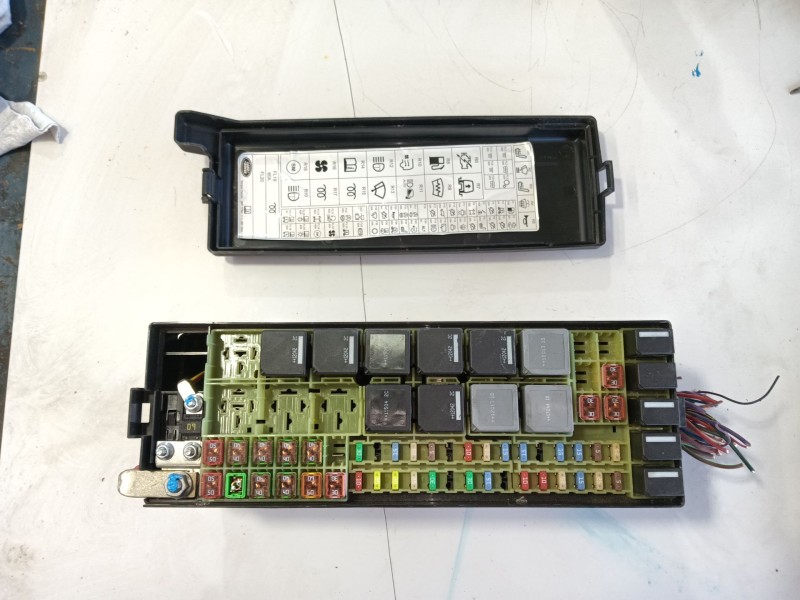 Recambio de caja reles / fusibles para land rover range rover sport i (l320) 3.0 d 4x4 referencia OEM IAM YQE500420SW  