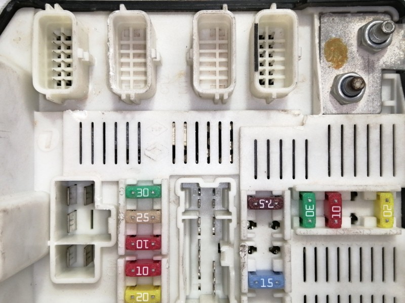 Recambio de caja reles / fusibles para renault kangoo 1.5 dci diesel referencia OEM IAM 8201044237  