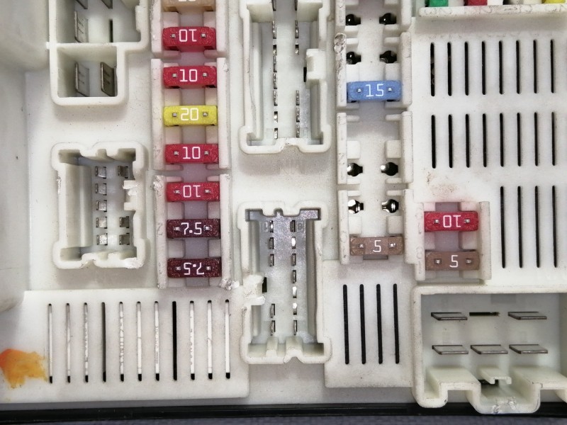 Recambio de caja reles / fusibles para renault kangoo 1.5 dci diesel referencia OEM IAM 8201044237  