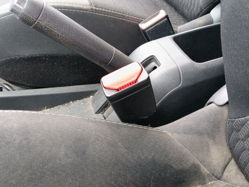 Recambio de enganche cinturon delantero izquierdo para peugeot 208 i (ca_, cc_) 1.2 vti 82 referencia OEM IAM   