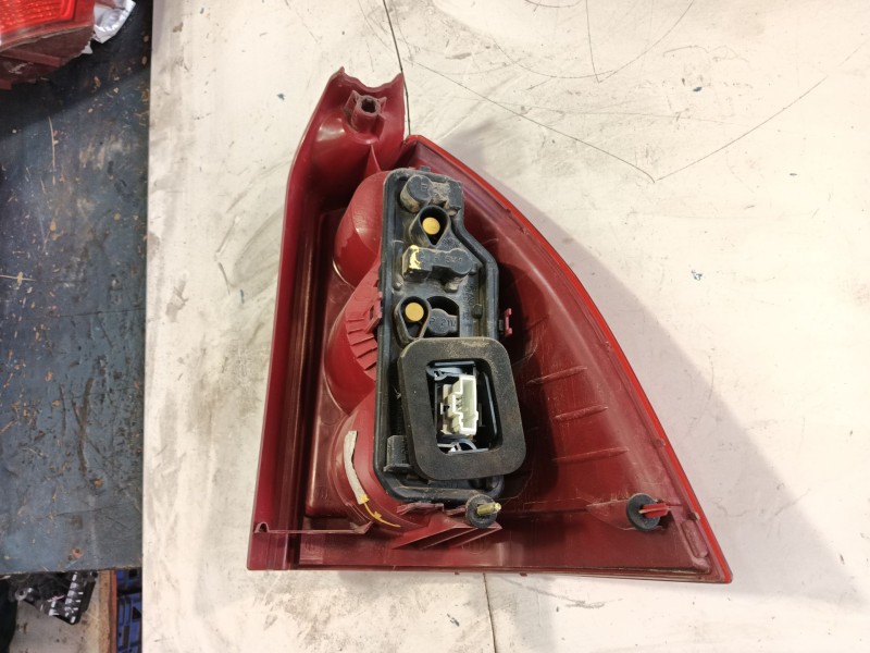 Recambio de piloto trasero izquierdo para peugeot 307 break (3e) 2.0 hdi 135 referencia OEM IAM 6350X2  