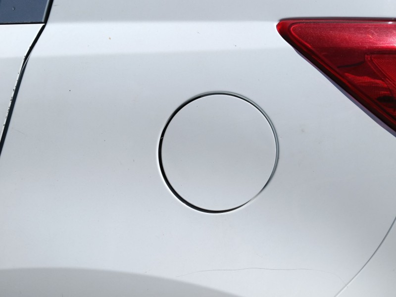 Recambio de tapa exterior combustible para kia sportage iii (sl) 1.6 gdi referencia OEM IAM   