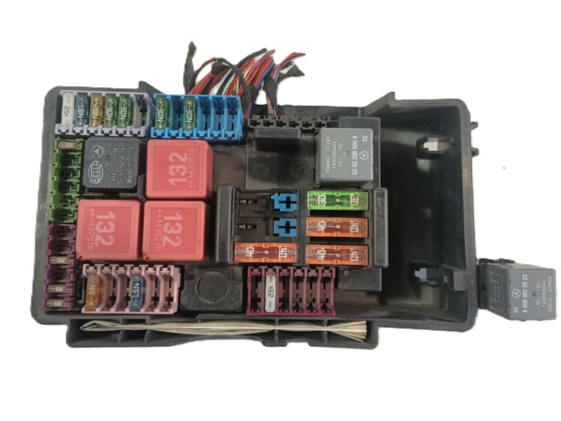 Recambio de caja fusibles delantera para mercedes-benz clase c (w205) c 180 bluetec / d (205.036) referencia OEM IAM   