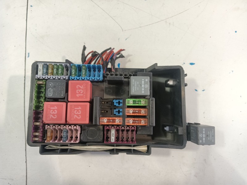 Recambio de caja fusibles delantera para mercedes-benz clase c (w205) c 180 bluetec / d (205.036) referencia OEM IAM   