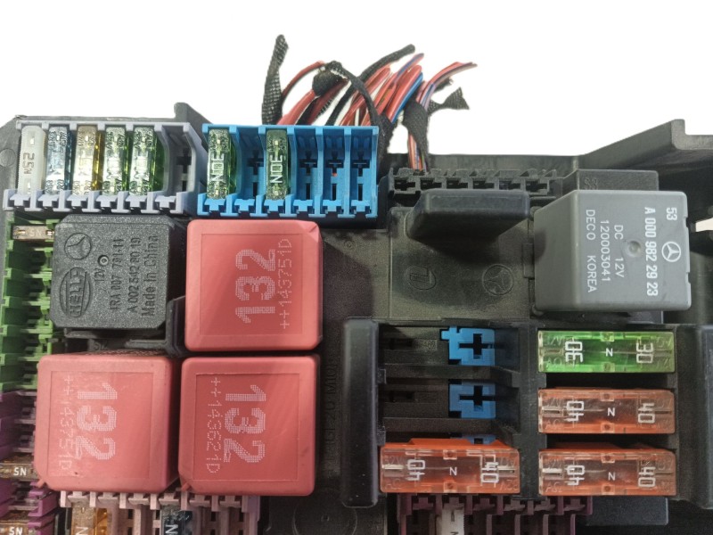 Recambio de caja fusibles delantera para mercedes-benz clase c (w205) c 180 bluetec / d (205.036) referencia OEM IAM   