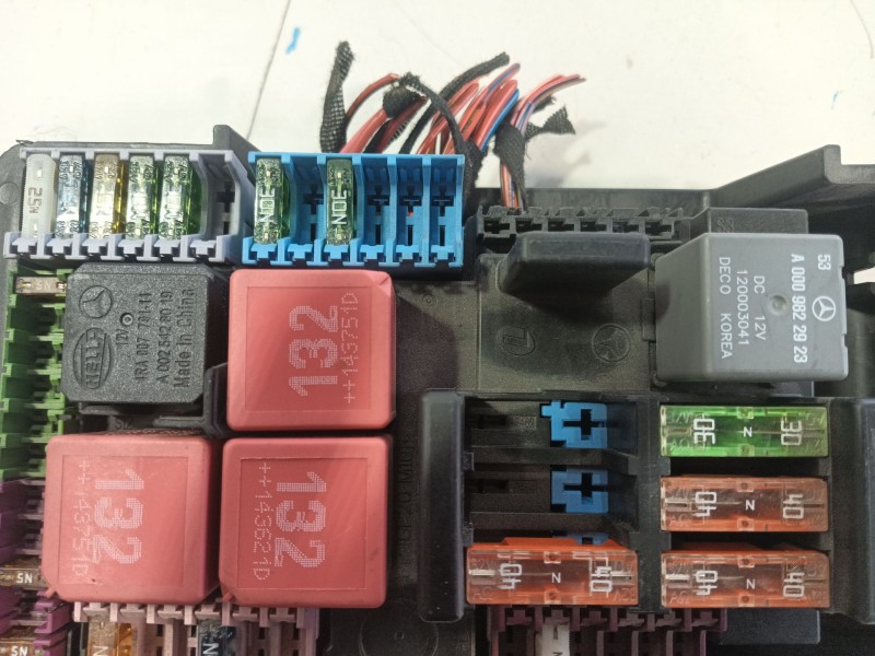 Recambio de caja fusibles delantera para mercedes-benz clase c (w205) c 180 bluetec / d (205.036) referencia OEM IAM   