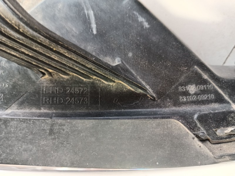 Recambio de faro derecho para ssangyong kyron 2.0 xdi referencia OEM IAM 8310209101  