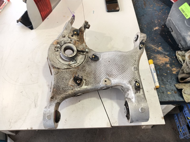 Recambio de brazo suspension inferior trasero derecho para land rover discovery sport (l550) 2.0 d referencia OEM IAM   