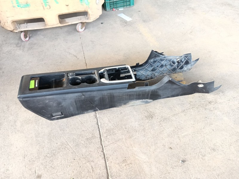 Recambio de apoyabrazos central para land rover discovery sport (l550) 2.0 d referencia OEM IAM   