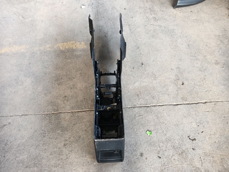 Recambio de apoyabrazos central para land rover discovery sport (l550) 2.0 d referencia OEM IAM   