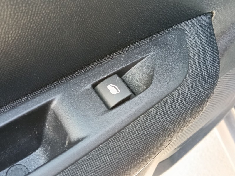 Recambio de mando elevalunas trasero izquierdo para peugeot 208 ii (ub_, up_, uw_, uj_) 1.2 puretech 100 referencia OEM IAM   