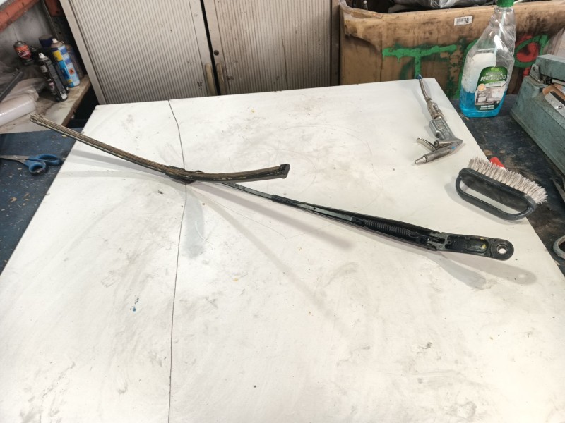 Recambio de brazo limpia delantero izquierdo para volkswagen id.4 (e21) pro eléctrico referencia OEM IAM   