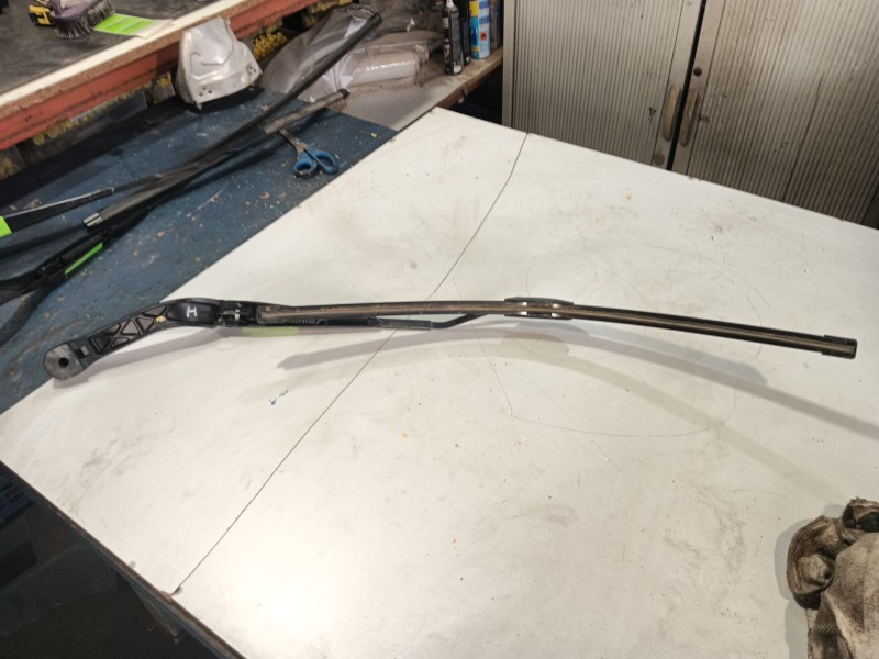 Recambio de brazo limpia delantero izquierdo para land rover discovery sport (l550) 2.0 d referencia OEM IAM LR082684  