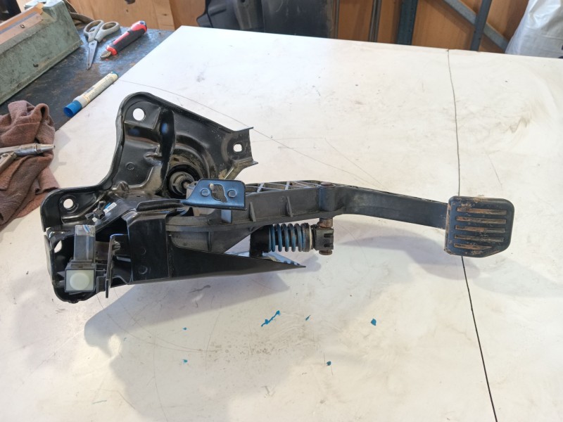 Recambio de pedal embrague para land rover discovery sport (l550) 2.0 d referencia OEM IAM LR137624  