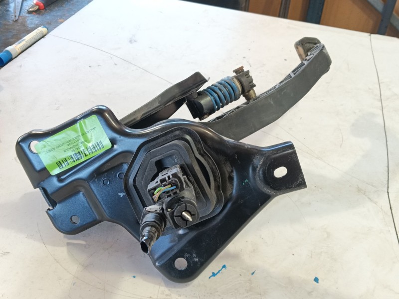 Recambio de pedal embrague para land rover discovery sport (l550) 2.0 d referencia OEM IAM LR137624  