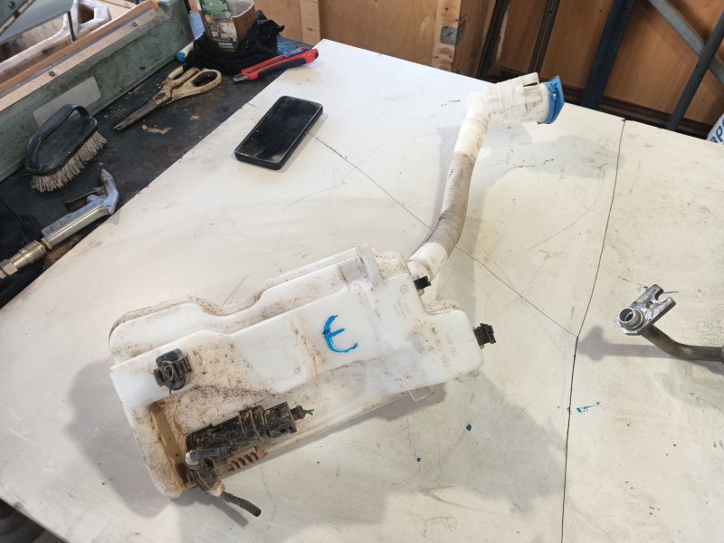 Recambio de deposito limpia para volkswagen id.4 (e21) performance referencia OEM IAM 1EA955453H  