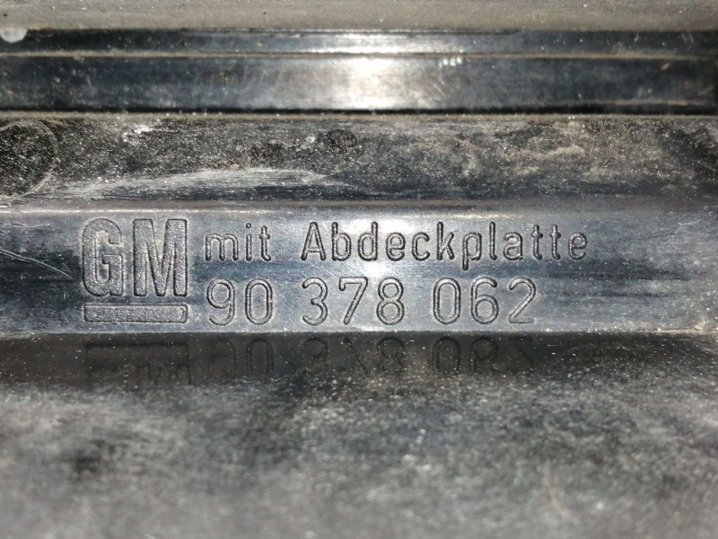 Recambio de rejilla delantera para opel omega a 2.4 c referencia OEM IAM 90378062  90376185