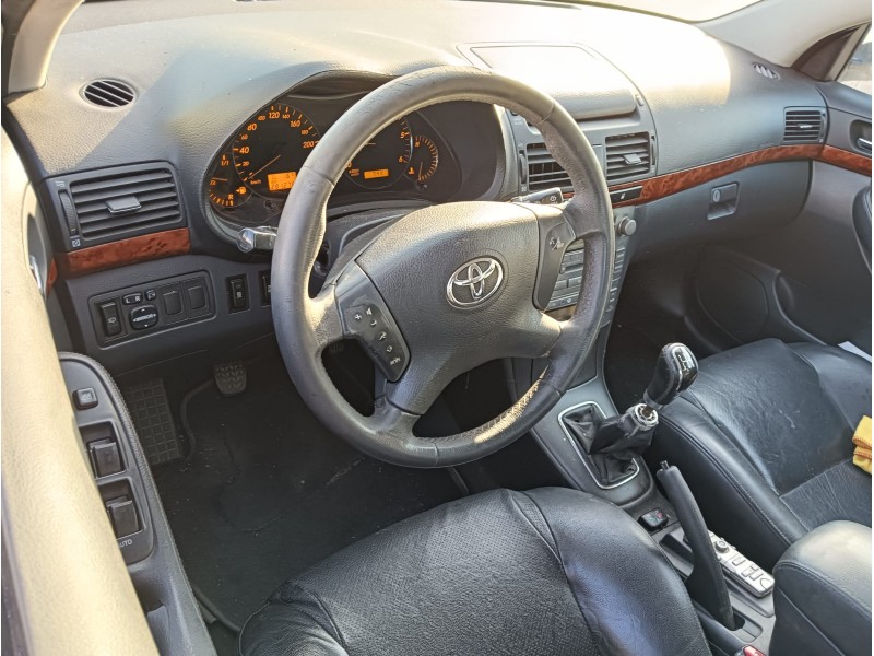 toyota avensis (_t25_) del año 2004